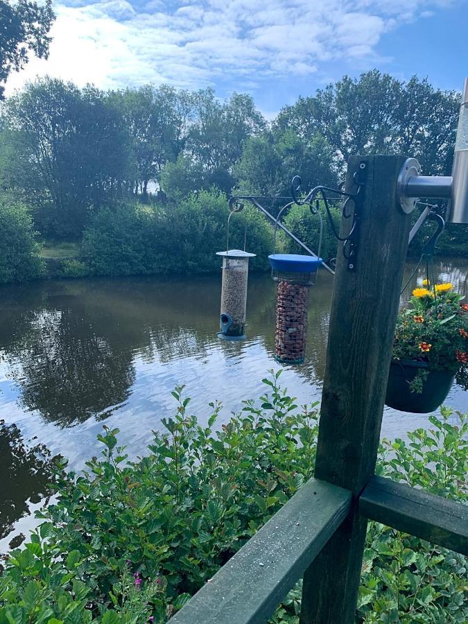 Snug & Secluded Lakeside Shepherds Hut 'Carp' アックフィールド エクステリア 写真