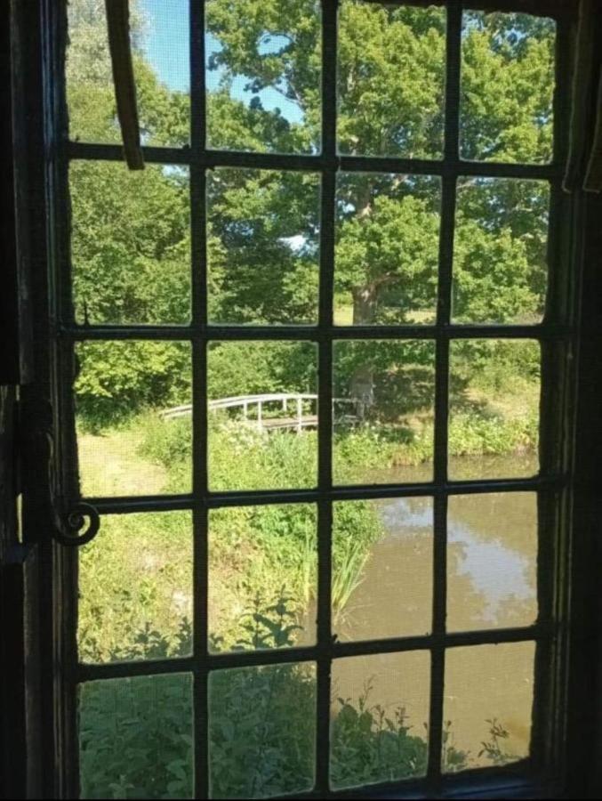 Snug & Secluded Lakeside Shepherds Hut 'Carp' アックフィールド エクステリア 写真