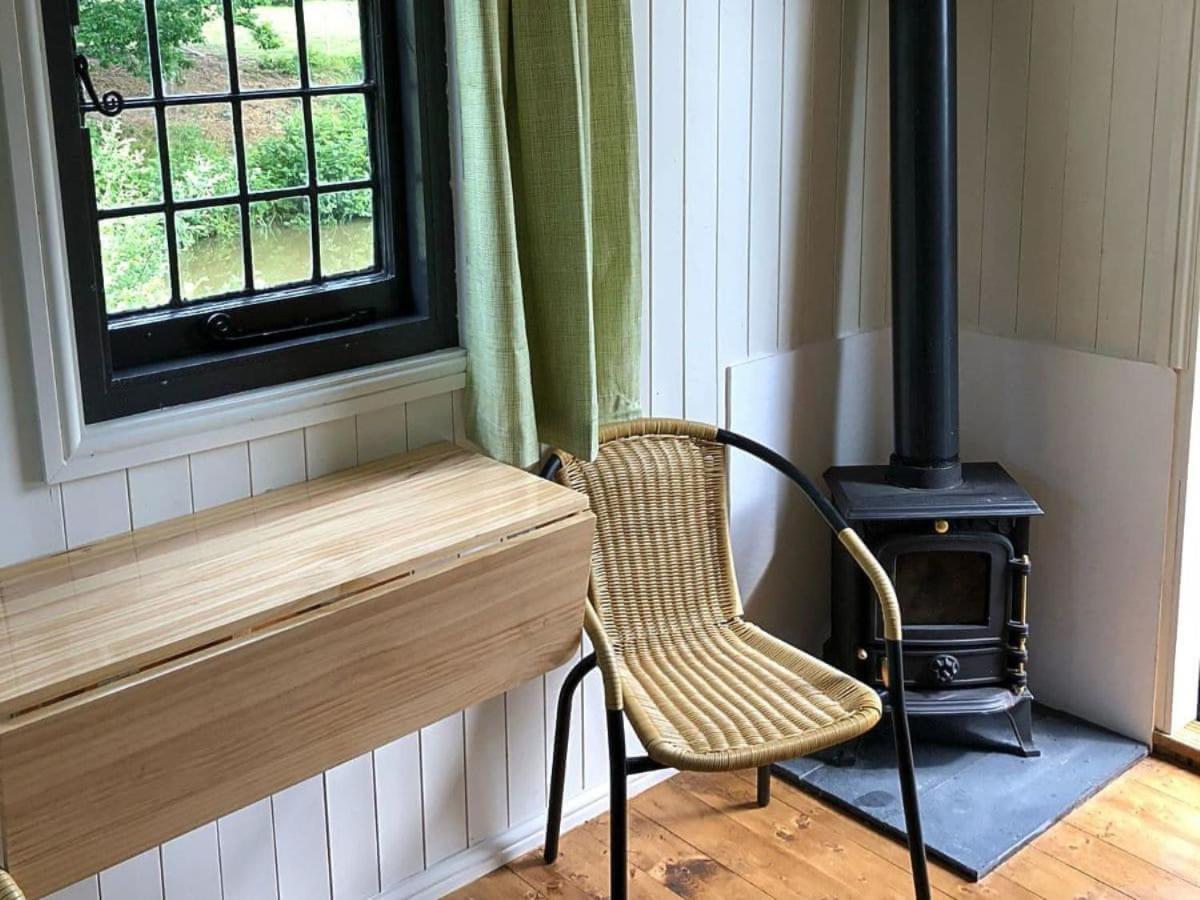 Snug & Secluded Lakeside Shepherds Hut 'Carp' アックフィールド エクステリア 写真