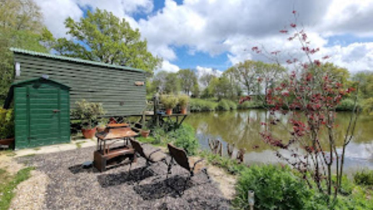 Snug & Secluded Lakeside Shepherds Hut 'Carp' アックフィールド エクステリア 写真