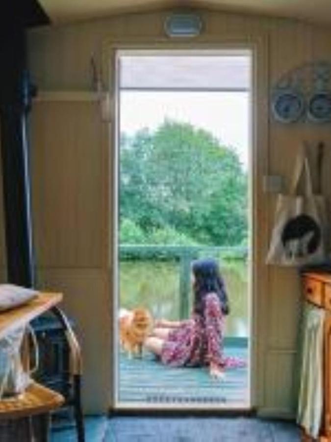 Snug & Secluded Lakeside Shepherds Hut 'Carp' アックフィールド エクステリア 写真