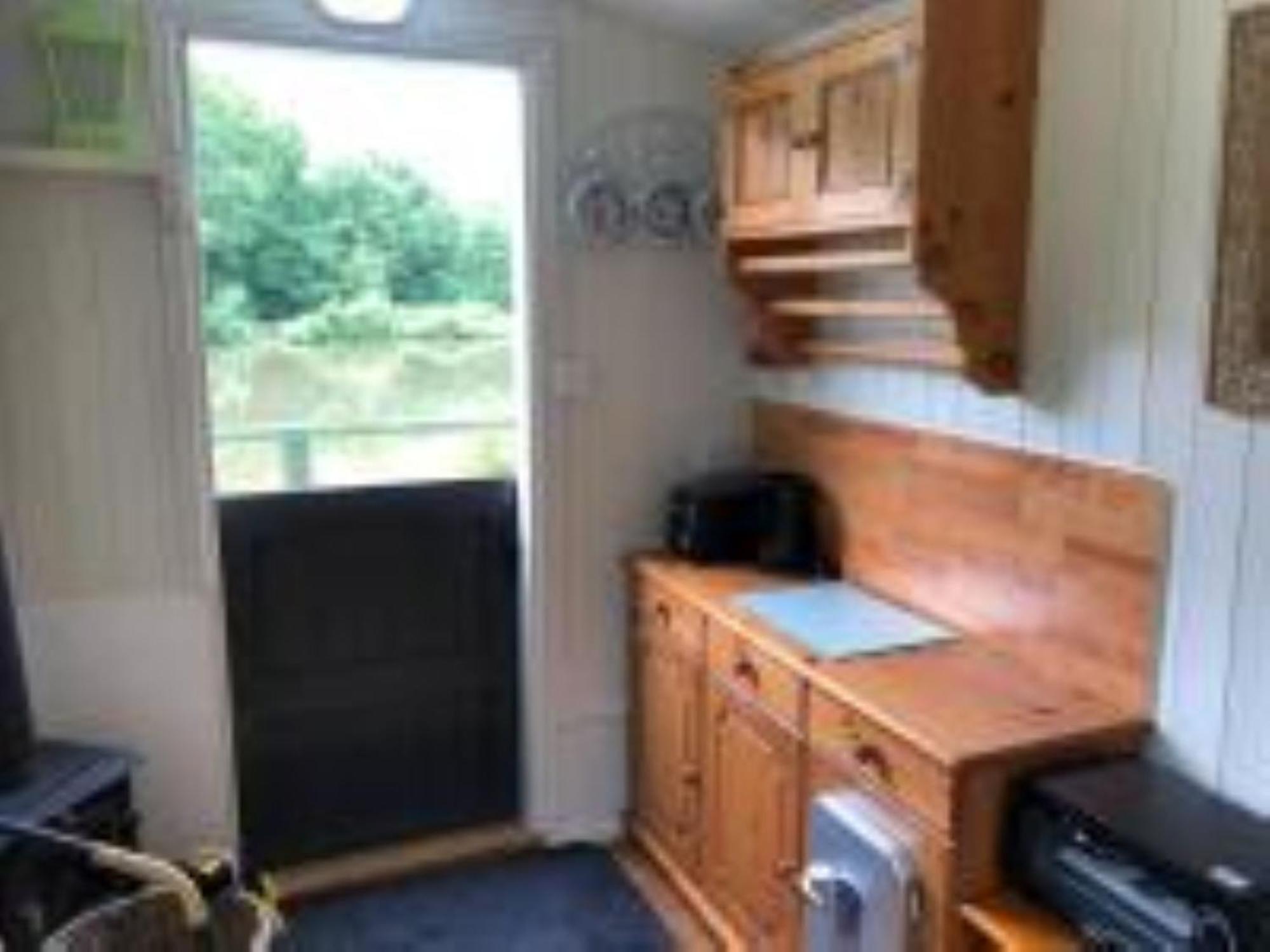 Snug & Secluded Lakeside Shepherds Hut 'Carp' アックフィールド エクステリア 写真